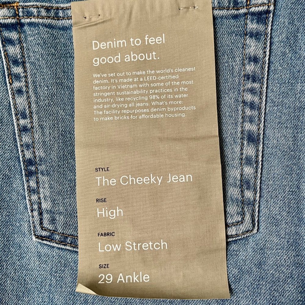 EVERLANE // The Cheeky Jean Ankle Length in Sky Blue - Picture 4 of 5